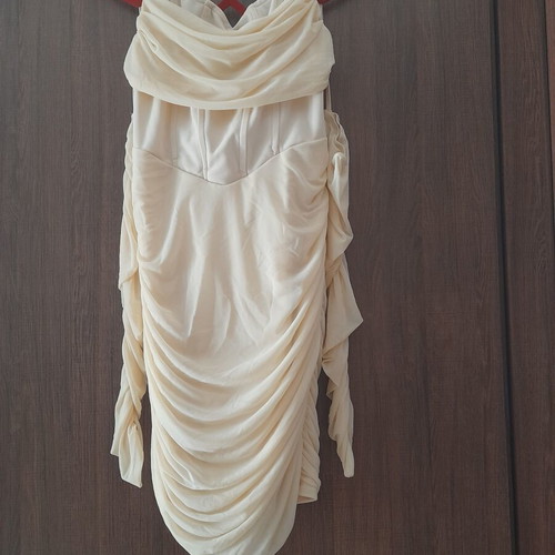 Fitted dress with open side sleeves and gathers