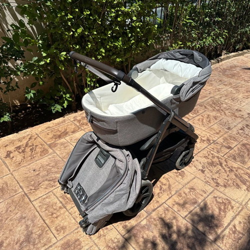 Inglesina Aptica Darwin baby transport system used with isofix base and 2 bags