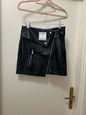 MARMALADY CLOTHING BAR μαύρη φούστα μίνι από συνθετικό δέρμα με ασύμμετρο φερμουάρ, μέγεθος S