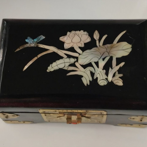 Wooden jewelry box with Chinese design like new, brown