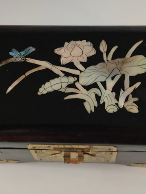Wooden jewelry box with Chinese design like new, brown
