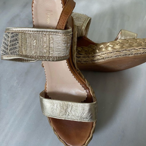 Beige platforms with woven heel and gold details like new