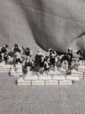 Military figures set of 17 used with weapons and bases