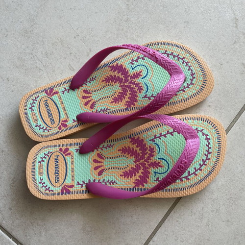 Havaianas flip flops size 38 like new, tropical colorful