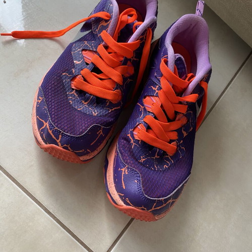 Nike women's athletic shoes size 40 used with lilac laces and extra orange set