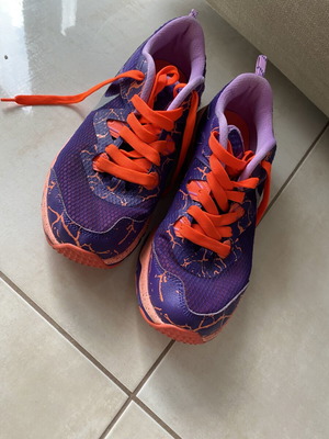 Nike women's athletic shoes size 40 used with lilac laces and extra orange set