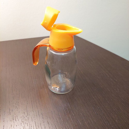 Herevin glass jug for olive oil and vinegar like new with plastic lid
