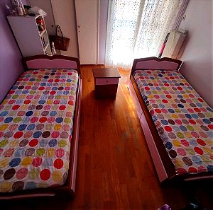 2 μόνα κρεβάτια με κομοδίνο