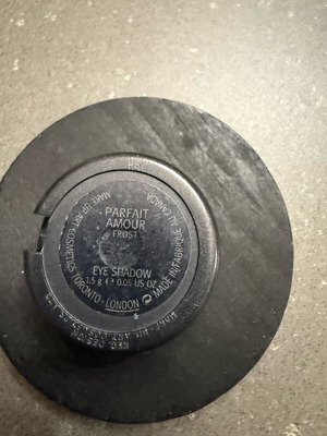 Mac eyeshadow in purple shade Parfait Amour like new