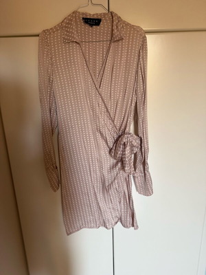 Lynne Mini Wrap Φόρεμα Σαν Καινούργιο Nude Ροζ Με Διακριτικό Geometric Print