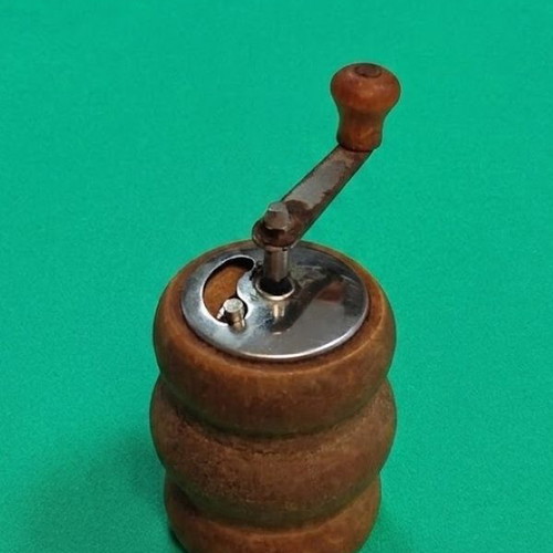 Spice mill Italy 1950s-1970s used, beech or walnut body