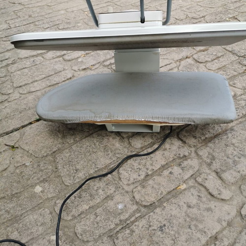 Steam press used, functional with wear and water leak