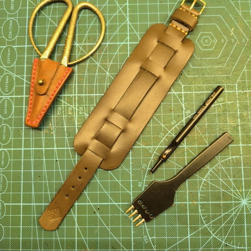 Handmade leather watch strap with integrated cuff for Citizen Bullhead