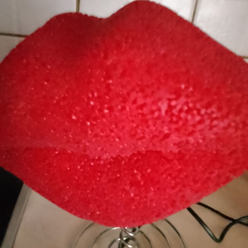 Lamp with red lips ..pop art.