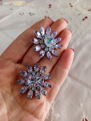 Set of 2 vintage flower brooches with iridescent Aurora Borealis stones
