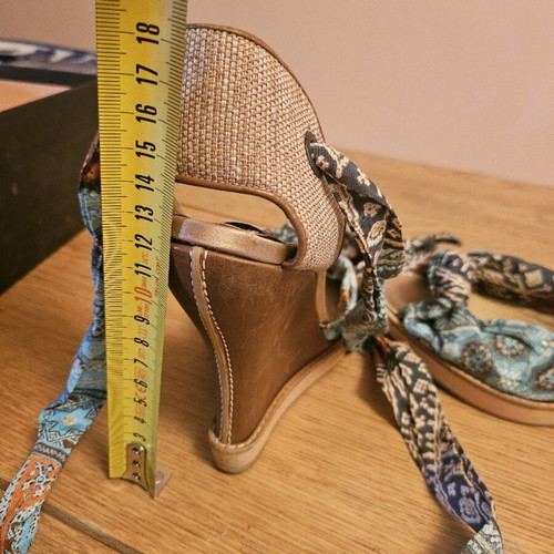 Shy sandals like new, size 40, multicolor leather tan heels