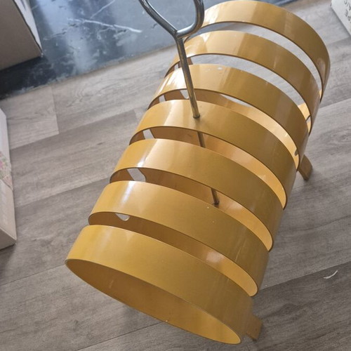 Opal Möbel 70s vintage magazine rack, mustard yellow, Space Age design