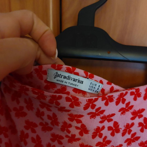 Stradivarius floral skirt small with front slits like new, red pink