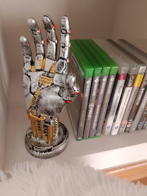 Terminator hand like new for decoration with Alien stand
