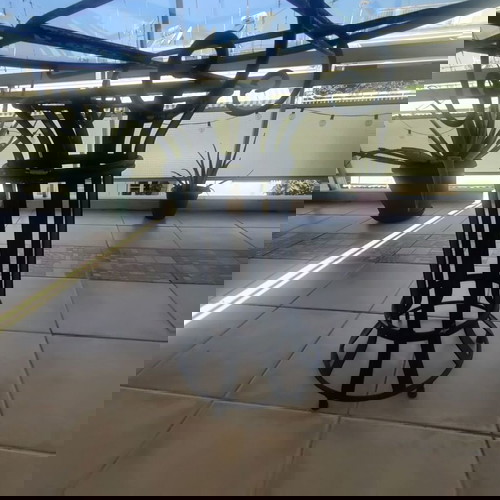 Εξωτερικό τραπέζι βεράντας μεταχειρισμένο, χειροποίητο, στρογγυλή επιφάνεια με τζάμι