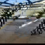 Εξωτερικό τραπέζι βεράντας μεταχειρισμένο, χειροποίητο, στρογγυλή επιφάνεια με τζάμι