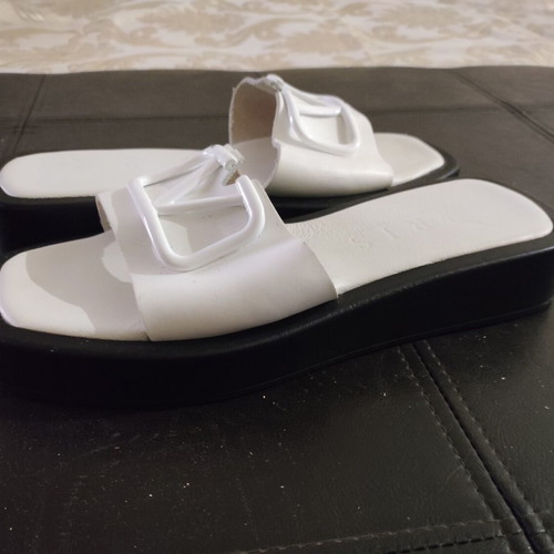Iris white leather slippers like new, size 38-38.5, black sole