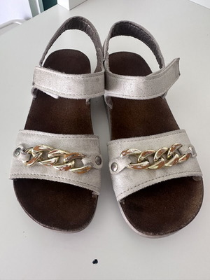 Girls' sandals used, size 31, beige with gold chain
