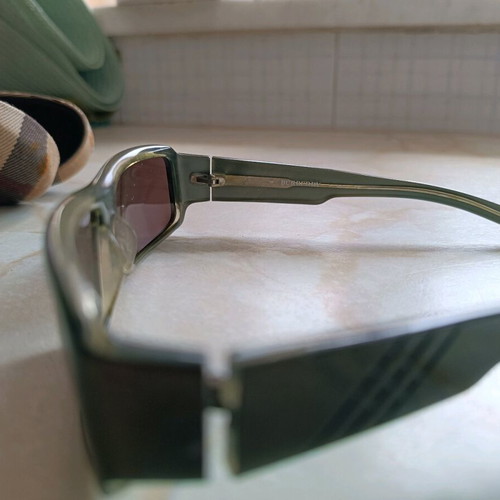 Burberry sunglasses like new, green