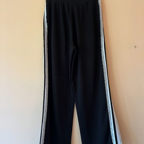 Black sports pants with white lace and elastic waist, like new, A-Style