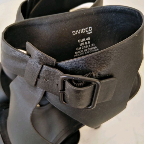Divided women's black sandals size 40 with 13cm heel, like new