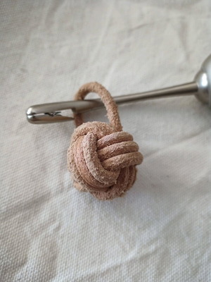 Μπρελόκ δέρμα monkey fist καινούργιο, μπεζ