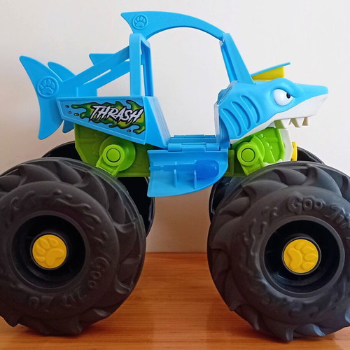 Stretch & Strike Thrash Mobile GJT36000 toy vehicle like new