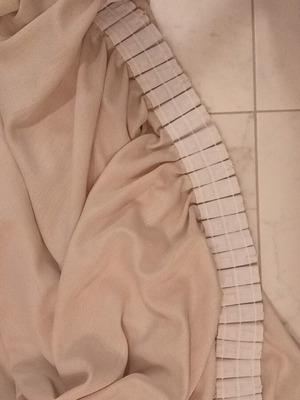 Curtain like new, height 2.85m, width 1.50m gathered