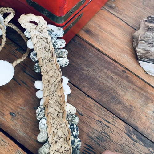 Vintage handmade jewelry set like new, white and beige