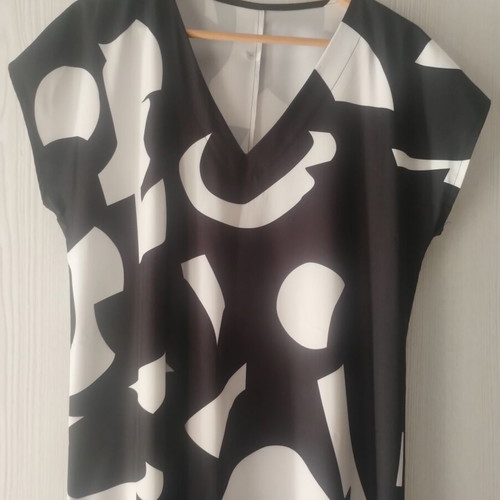 Minimal dress like new, long polyester, black and white, size L