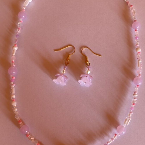 Handmade earrings and necklace set in pink shades