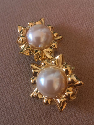 Vintage clip earrings with large white pearl and gold details like new