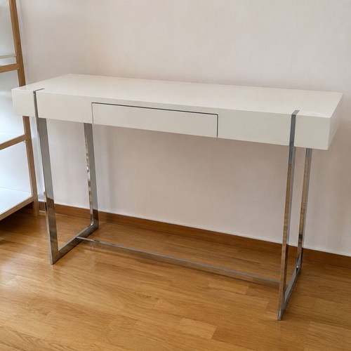 Console table used with white lacquer and metal base