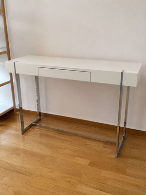 Console table used with white lacquer and metal base