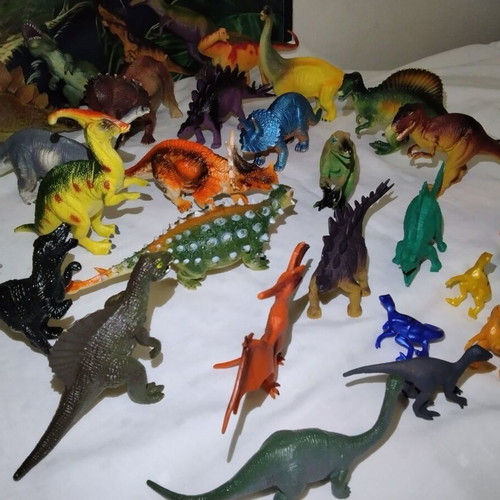 Dinosaur figures like new, set of 31