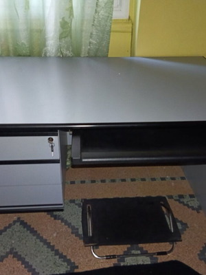 Γραφείο με συρτάρι πληκτρολογίου σαν καινούργιο, τρία συρτάρια και υποπόδιο