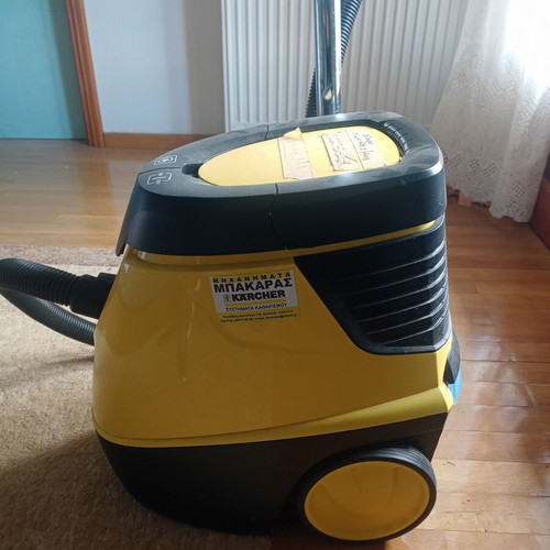 Karcher DS 5600 vacuum cleaner with water like new for home and office