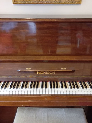 Piano used upright Ronisch