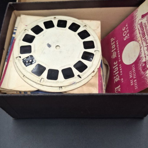 View-Master stereoscope used with cards by Sawyer Inc.