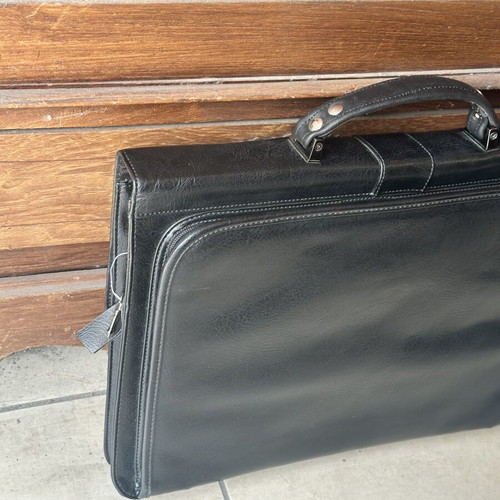 Business Briefcase black like new with lock and keys