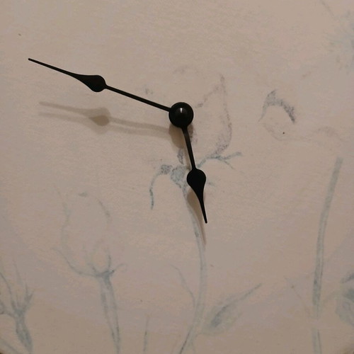 Wall clock like new with floral design analog