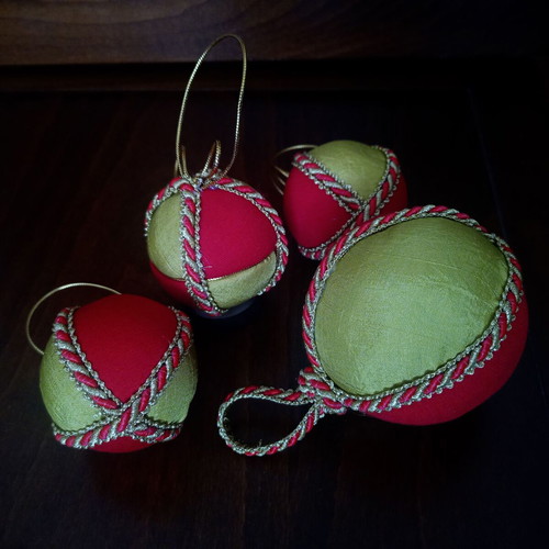 Set of 4 handmade Christmas balls red gold like new