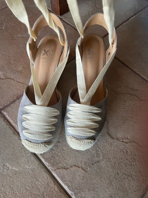 Xti espadrilles size 40 like new, white and beige platform sandals