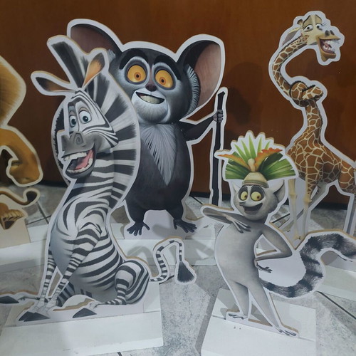 Wooden Madagascar figures like new, set of 8 pieces