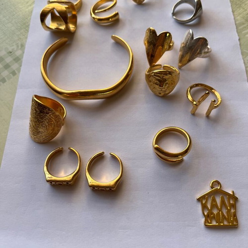 Steel and gold rings used, adjustable size
